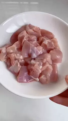 Cách nấu thịt gà đơn giản mà 'ngon hết nước chấm'