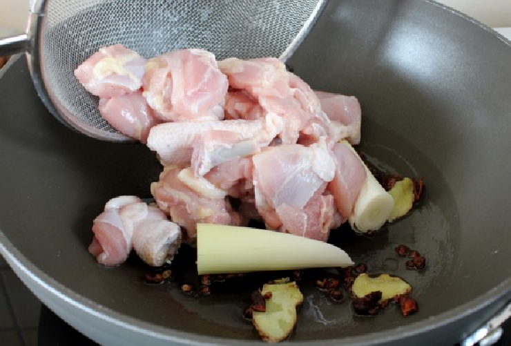 Cách làm đùi gà om rau củ ăn kèm cơm nóng cực ngon