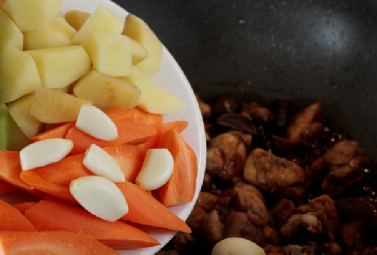 Cách làm đùi gà om rau củ ăn kèm cơm nóng cực ngon