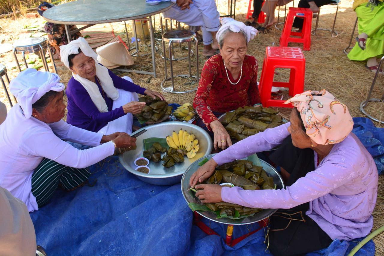 Bánh tét 'Chăm' thoáng hương trong ngày Tết Việt