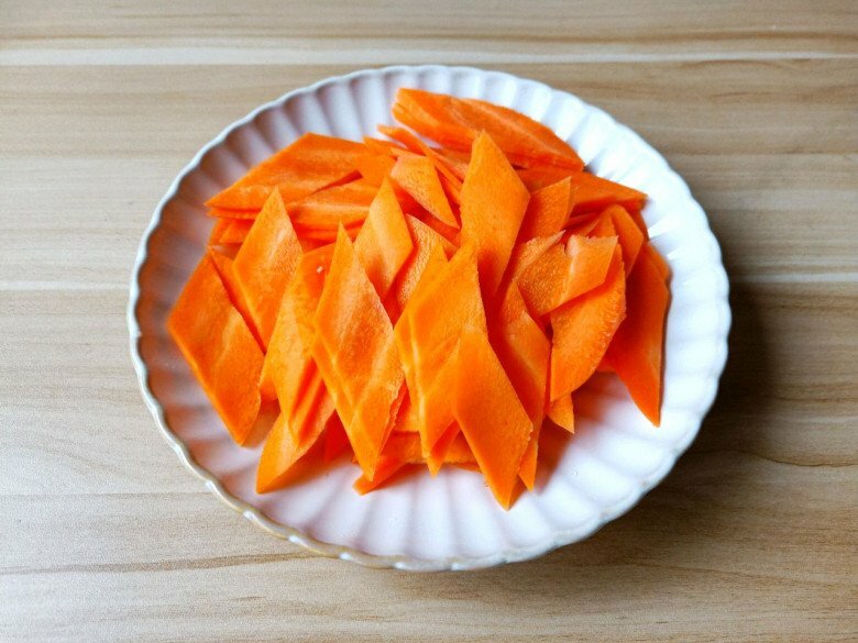 Bò xào cà rốt lại cho thêm thứ rau phơi khô này thơm nức mũi, 10 người ăn 11 người nói 