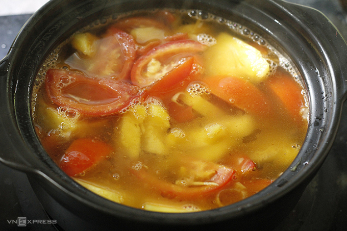 Cách làm Canh chua cá khoai mềm, ngọt tự nhiên