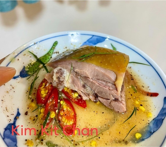 Mẹ Việt ở Nhật chia sẻ bí quyết làm món gà ủ muối thơm ngon, da săn vàng giòn 'mướt mắt'