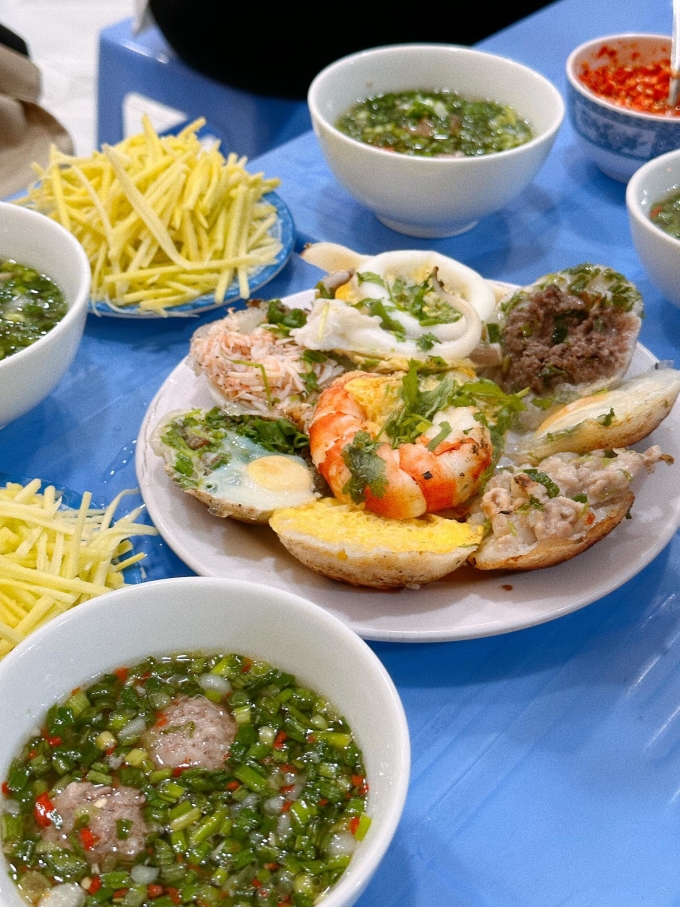Bánh căn hến được Quang Vinh yêu thích ở Nha Trang