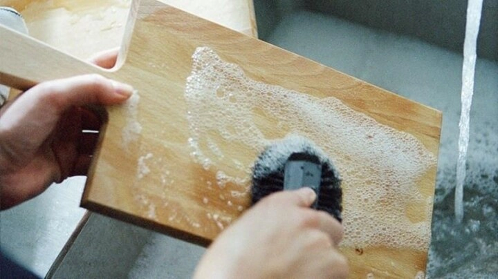 Cách làm sạch thớt gỗ để tránh rước bệnh vào người