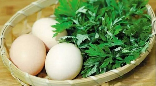 Trứng rán ngải cứu làm theo cách này đảm bảo thơm ngon, ít đắng