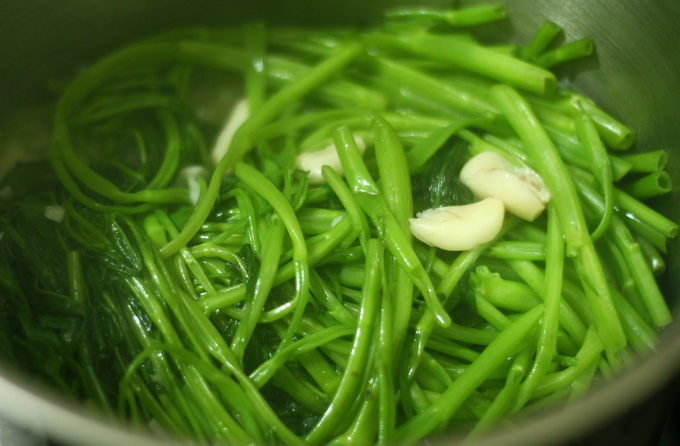 Cách làm rau muống xào tỏi bằng nồi trong 3 phút của miền Trung