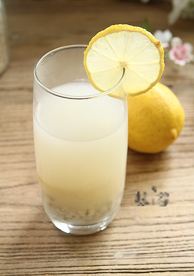Có một công thức nước uống làm cực dễ lại giúp thải độc và trắng da