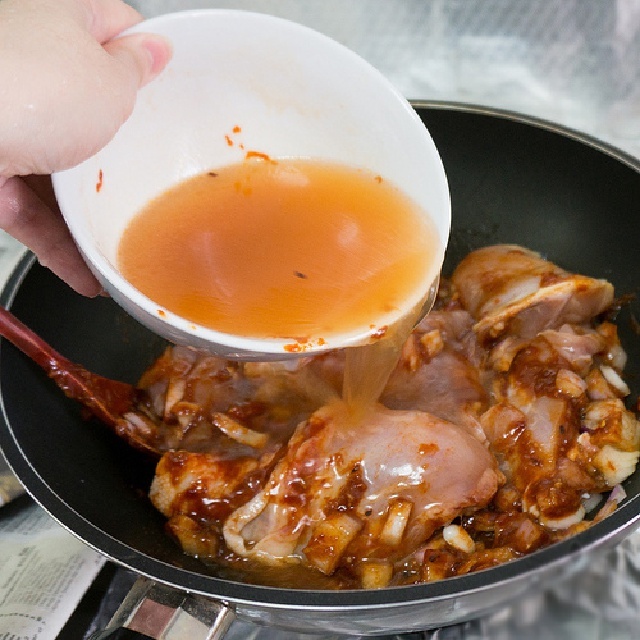 Gà kho khoai tây kiểu Hàn