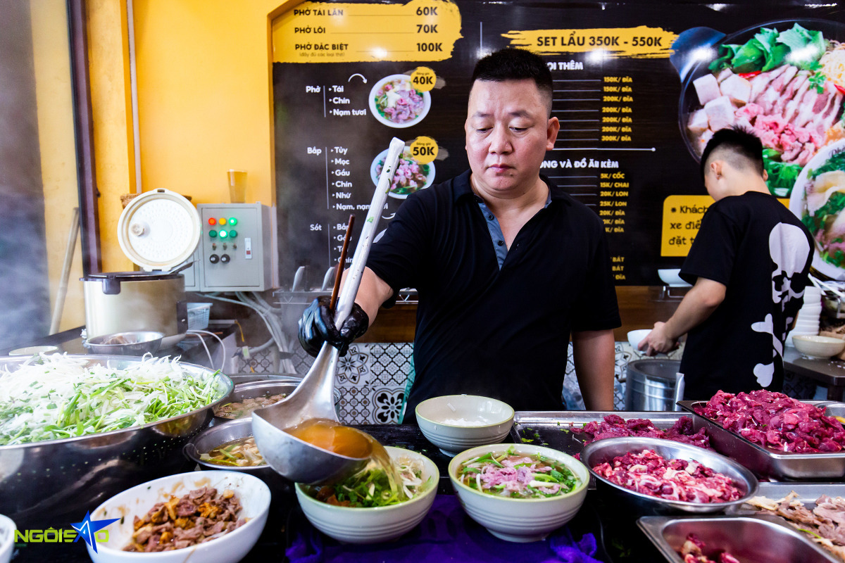 Khách xếp hàng chờ ăn quán phở cơm nguội ở Hà Nội