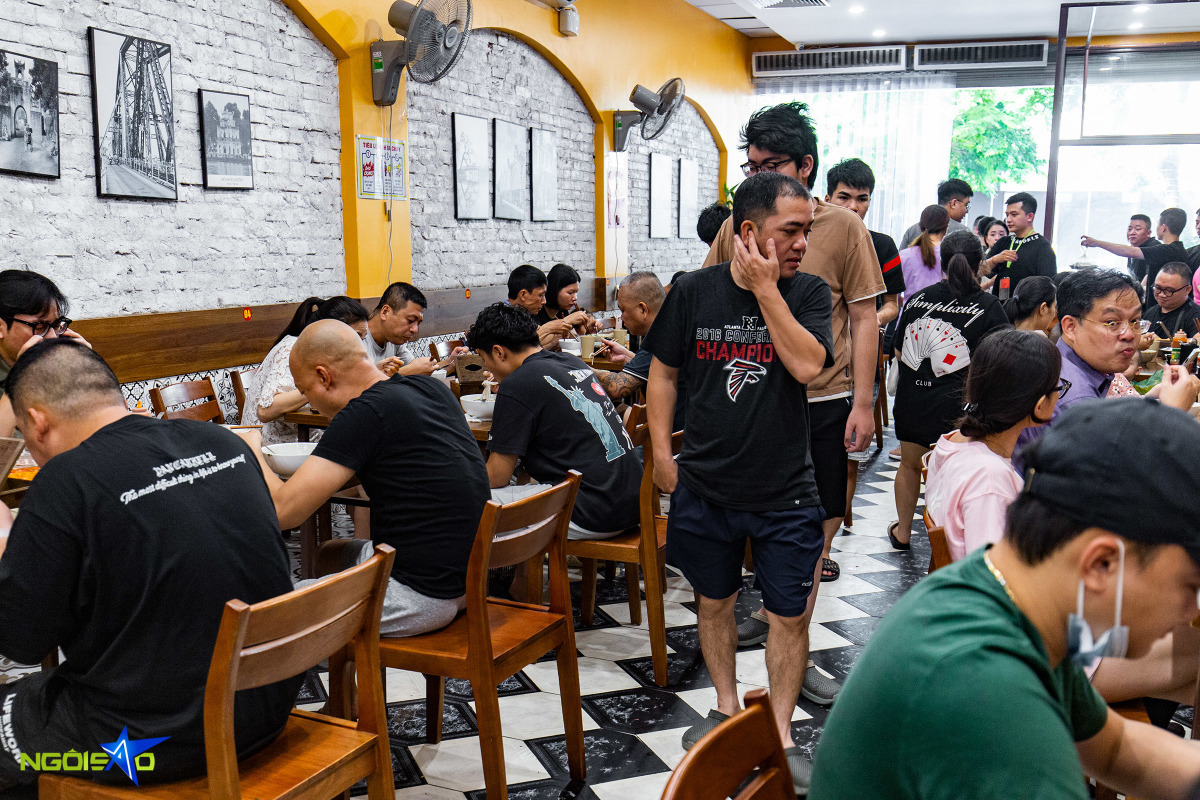 Khách xếp hàng chờ ăn quán phở cơm nguội ở Hà Nội