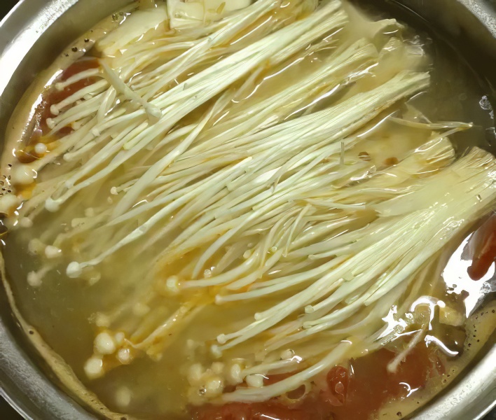 Cách nấu canh nấm kim châm đậu phụ chua cay thơm ngon, hấp dẫn