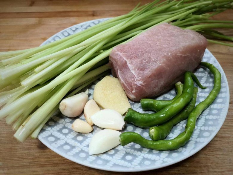 Cách làm thịt lợn xào cần tây thơm ngon, đậm đà
