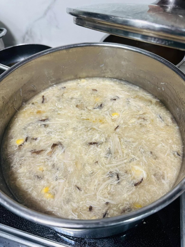 Mẹ 3 con Hải Băng chia sẻ cảnh bị đuổi xuống bếp, cặm cụi làm 1 nồi súp đầy hấp dẫn cho 