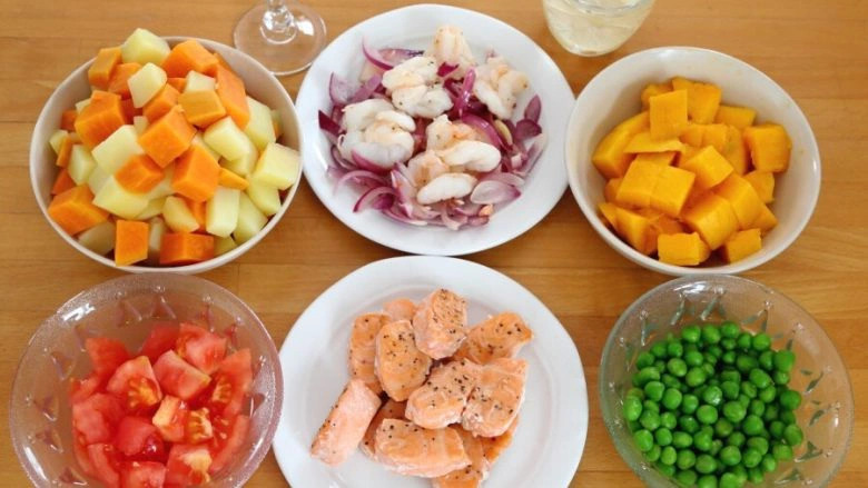 Bữa tối giảm cân hiệu quả với món salad khoai lang cá hồi